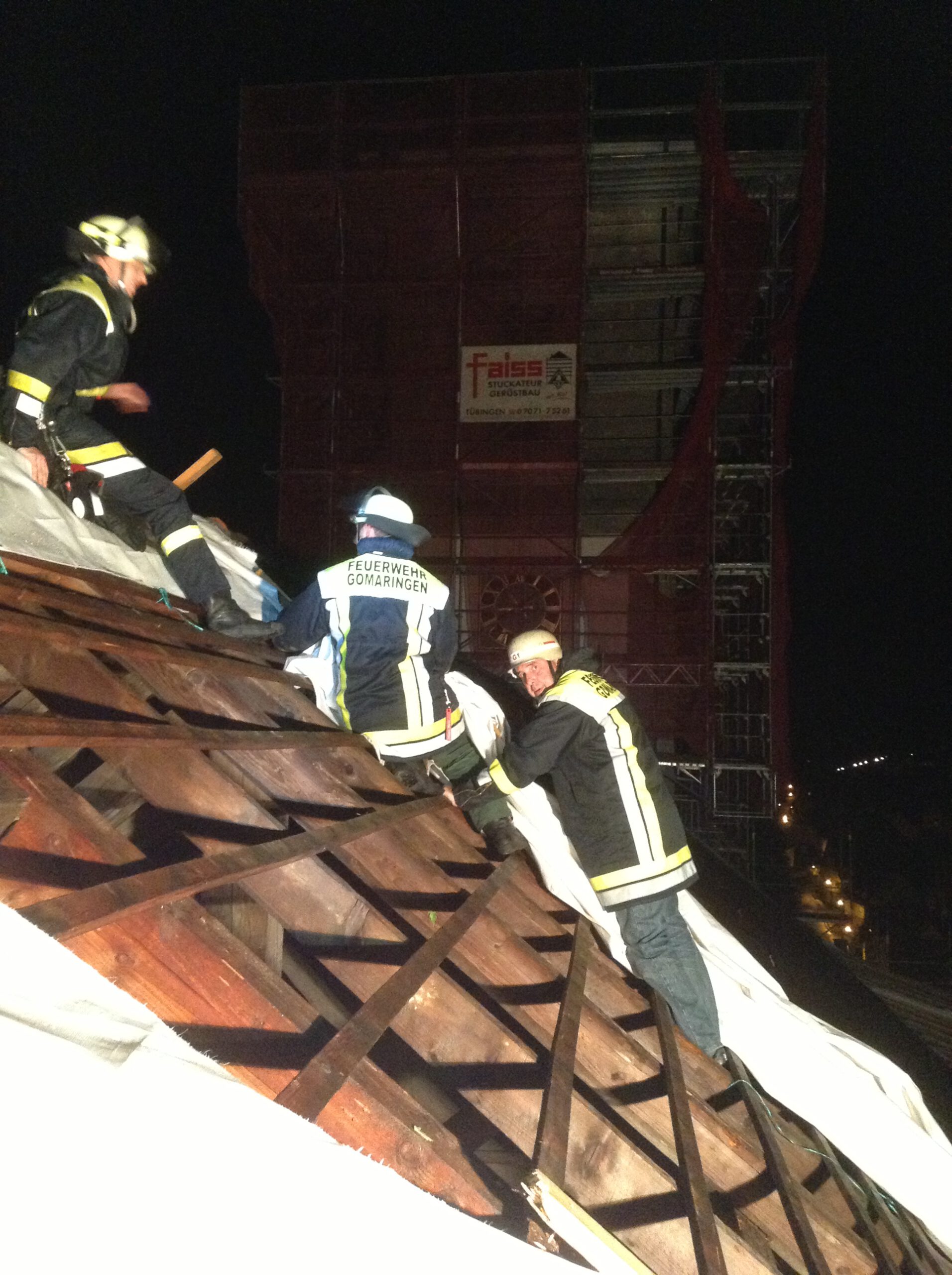 Feuerwehr stieg der Kirche aufs Dach